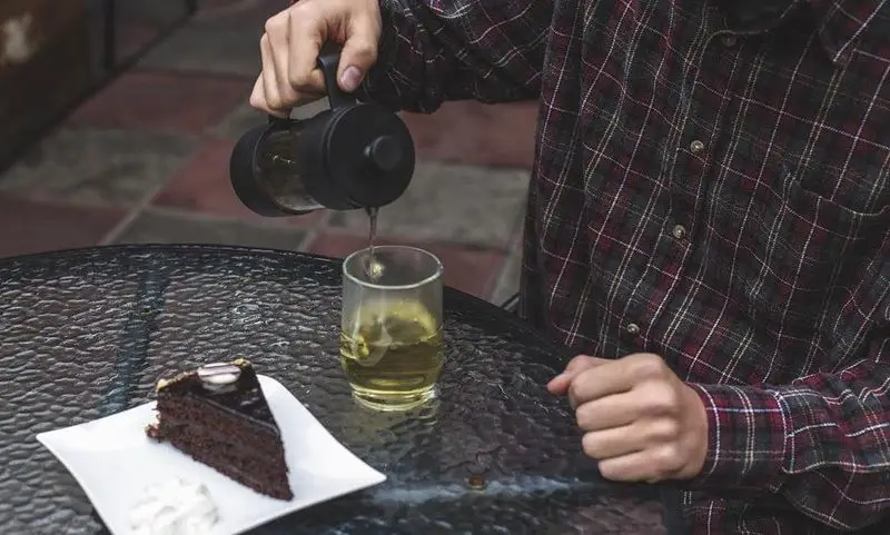 لذت تجربه چای تازه دَم و کیک شکلاتی بی‌نظیر در کافه رد. بهترین گزینه برای دورهمی و استراحت در یک فضای آرام و دلنشین.