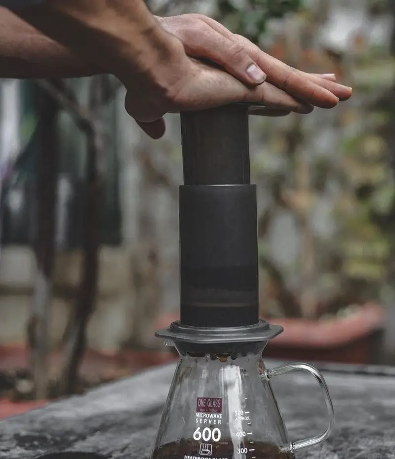 فرآیند دم‌آوری قهوه تخصصی ائروپرس با دقت و عشق توسط باریستاهای کافه رد. تجربه طعم بی‌نظیر قهوه تازه دست‌ساز.