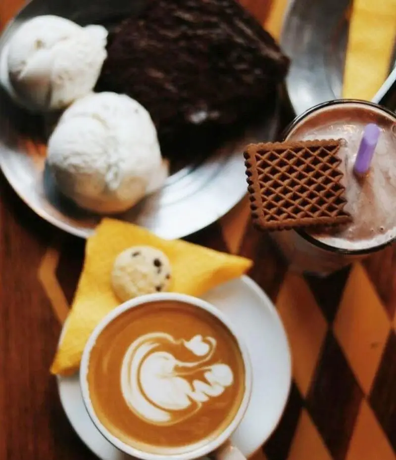 لذت قهوه لاته، میلک شیک، کیک شکلاتی و بستنی در کافه رد؛ بهترین دسرهای شیرین و نوشیدنی‌های گرم و سرد.