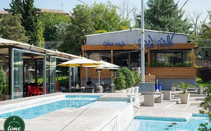 کافه رستوران لایم با فضای باز دلنشین، استخر زیبا و محیطی سبز برای دورهمی و لذت بردن از منوی متنوع در تابستان.