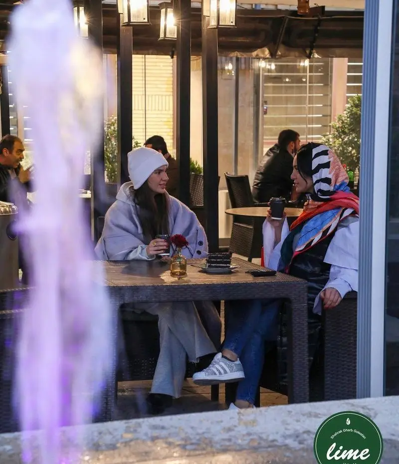 کافه لایم غرب تهران: دو خانم در حال لذت بردن از قهوه و دورهمی دوستانه در فضایی دنج و دلنشین. تجربه ای عالی از کافه گردی.