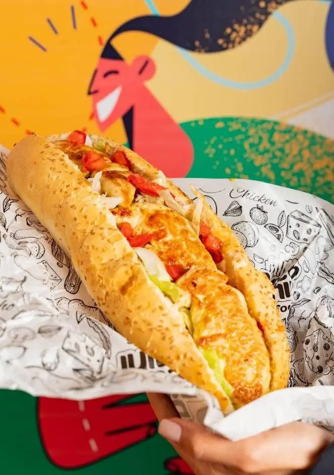 ساندویچ ساب مرغ و پنیر لذیذ دیب چیز سعادت آباد با پنیر آب شده، نان کنجدی و سبزیجات تازه. بهترین انتخاب برای یک غذای آماده دلچسب.