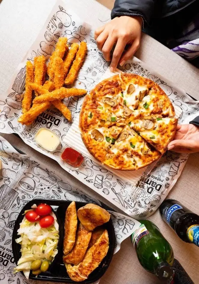 سفارش‌های خوش‌طعم دیب چیز شعبه سعادت آباد: پیتزا قارچ، سوخاری، مرغ گریل، سالاد تازه، سس و نوشیدنی‌های خنک.