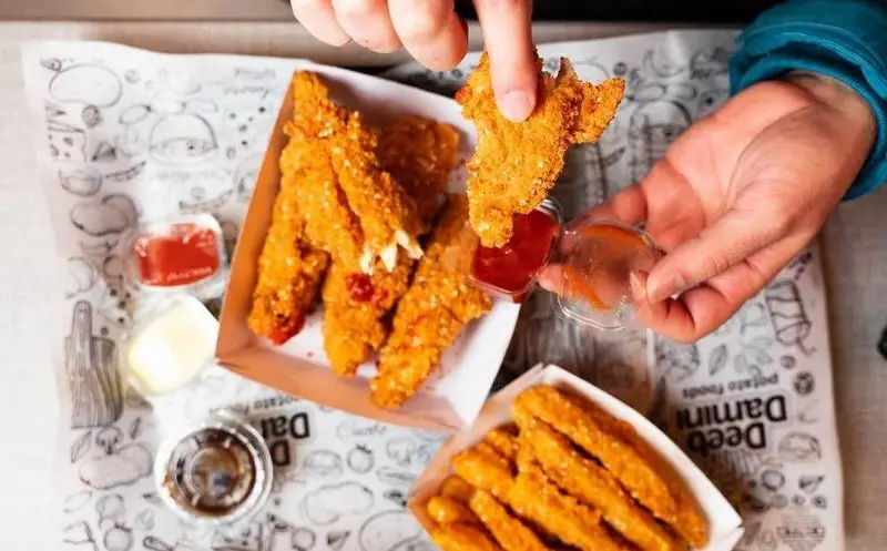 لذت مشتری از پنیر سوخاری و چوب سیب زمینی ترد دیب چیز شعبه سعادت آباد، همراه با سس کچاپ، مایونز و باربیکیو.