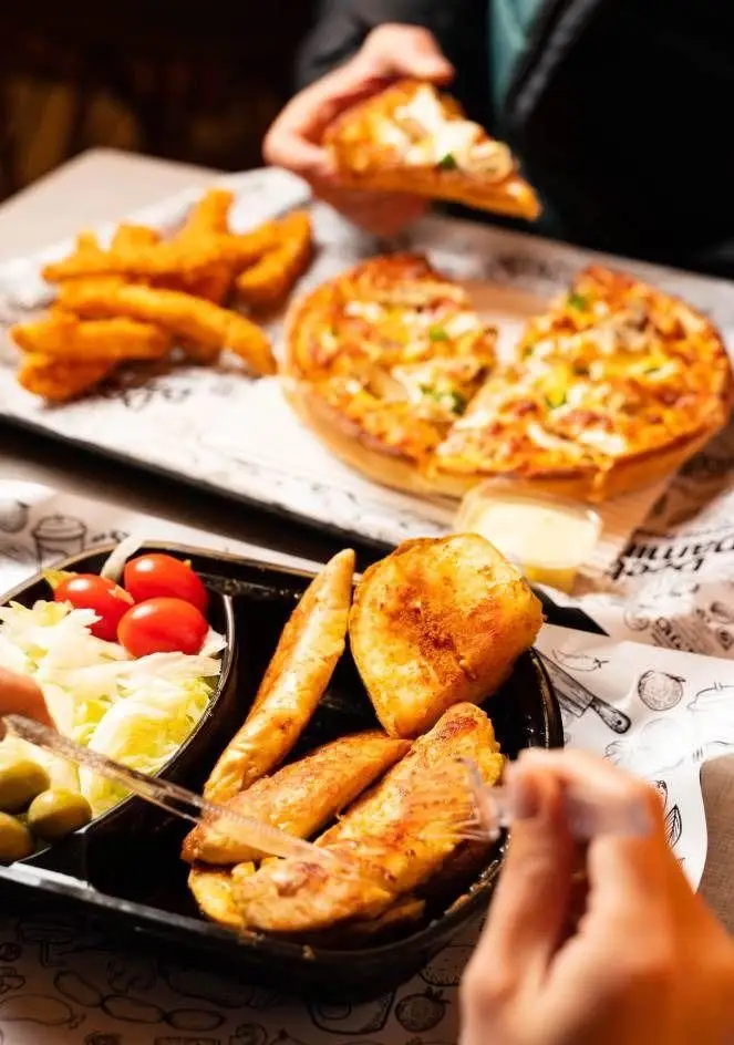 وعده غذایی لذت‌بخش در دیب چیز شعبه سعادت آباد: پیتزا دیپ دیش، مرغ گریل، سیب زمینی، سالاد تازه و زیتون. تجربه فست فود با منوی کامل.