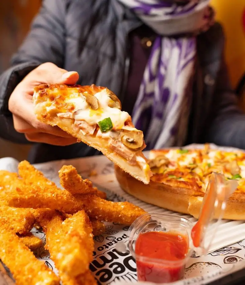 پیتزا قارچ و پنیر گرم و تازه با سیب زمینی سرخ کرده ترد و سس کچاپ در دیب چیز شعبه سعادت آباد؛ یک انتخاب خوشمزه برای فست فود.