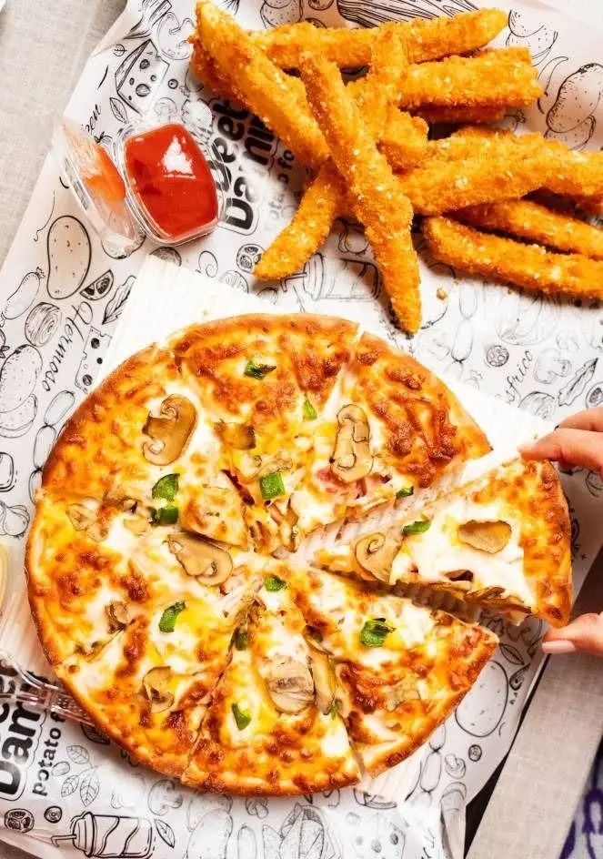 پیتزا قارچ و فلفل دلمه‌ای دیب چیز سعادت آباد با پنیر طلایی، همراه فینگرفود ترد و سس کچاپ، انتخابی عالی برای یک شام خوشمزه.