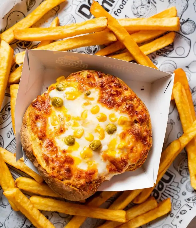 سیب زمینی تنوری پنیری و ذرت و نخودفرنگی دیب چیز شعبه سعادت آباد، همراه با فرنچ فرایز طلایی و خوشمزه.