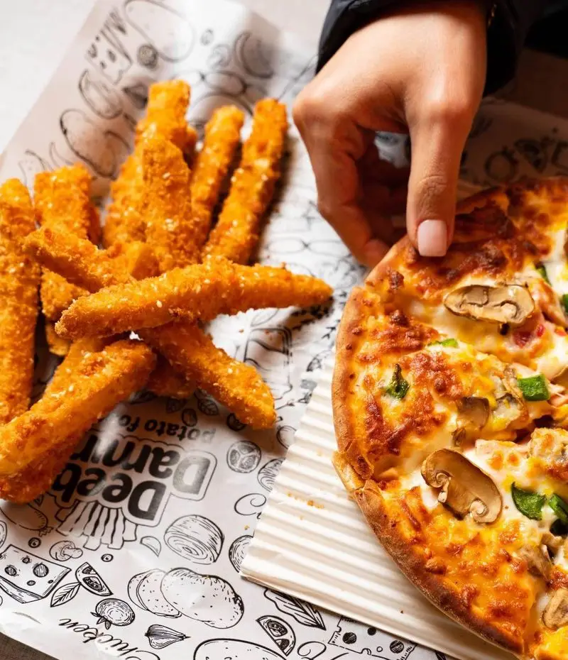 سفارش غذای دیب چیز شعبه سعادت آباد شامل پیتزای داغ و تازه با قارچ و فلفل دلمه ای، همراه فینگر فودهای طلایی و کنجدی اشتهاآور.