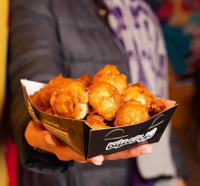 سفارش خوشمزه دیب چیز سعادت آباد: توپک‌های سیب‌زمینی سرخ شده با سس مخصوص در بسته‌بندی DeebDamin، غذای آماده لذیذ و پرطرفدار فست فود.