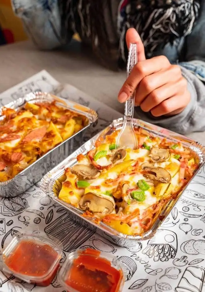 سیب زمینی پنیری داغ با قارچ، سوسیس و فلفل دلمه ای از دیب چیز شعبه سعادت آباد، غذای محبوب فست فود و بیرون‌بر.