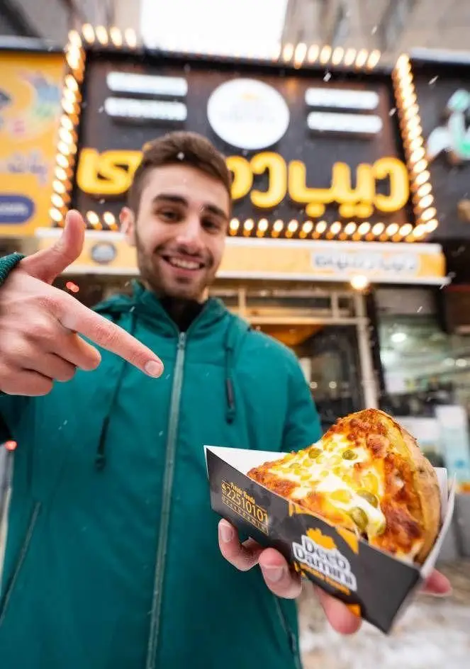 مردی خوشحال پیتزای داغ و خوشمزه دیب چیز شعبه سعادت آباد را در دست دارد. فست فود تهران با شماره 22510101.