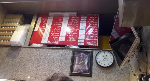 منوی متنوع ساندویچ سحر شامل ساندویچ‌های زبان، مغز، فیله مرغ، همبرگر، چیزبرگر و هات‌داگ در فضای داخلی ساندویچی.