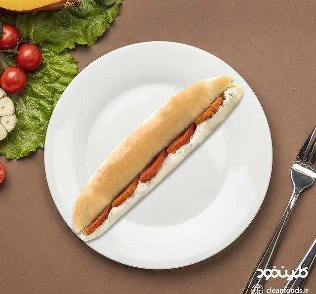 ساندویچ سوسیس خوشمزه و سالم کلین فود در فست فود مترو شهر ری، بهترین انتخاب برای یک وعده غذایی سریع و با کیفیت.