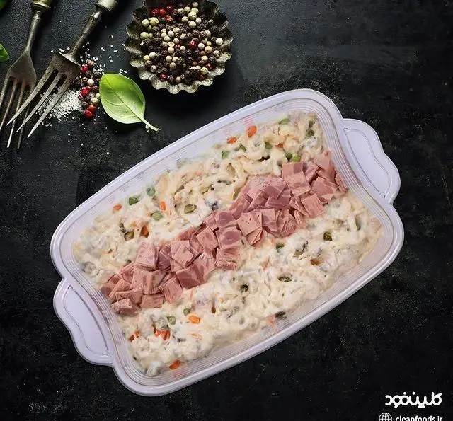 سالاد الویه خوشمزه و تازه با تکه‌های ژامبون از فست فود کلین فود مترو شهر ری. غذای سالم، آماده و سریع برای سفارش.