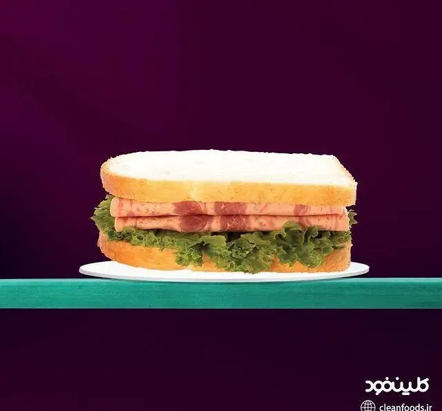 ساندویچ تازه و خوشمزه با نان سفید، کاهوی ترد و ورقه‌های گوشت مرغوب، از فست فود کلین فود مترو شهر ری. بهترین انتخاب برای یک وعده سالم.