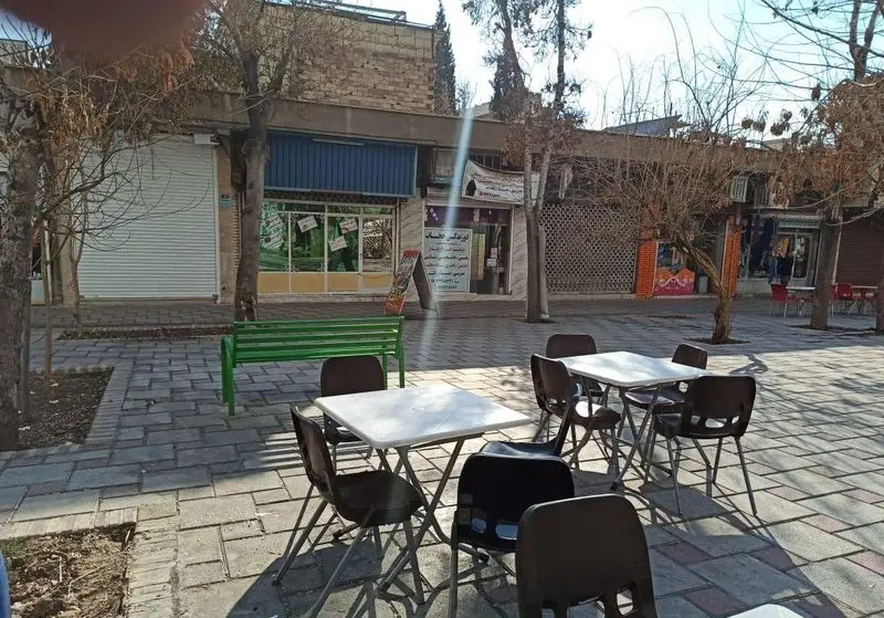 تصویری از فضای دلنشین و باز رستوران فلافل ابوحیدر با میز و صندلی‌های چیده شده برای سرو غذا به مشتریان در محوطه شهری.