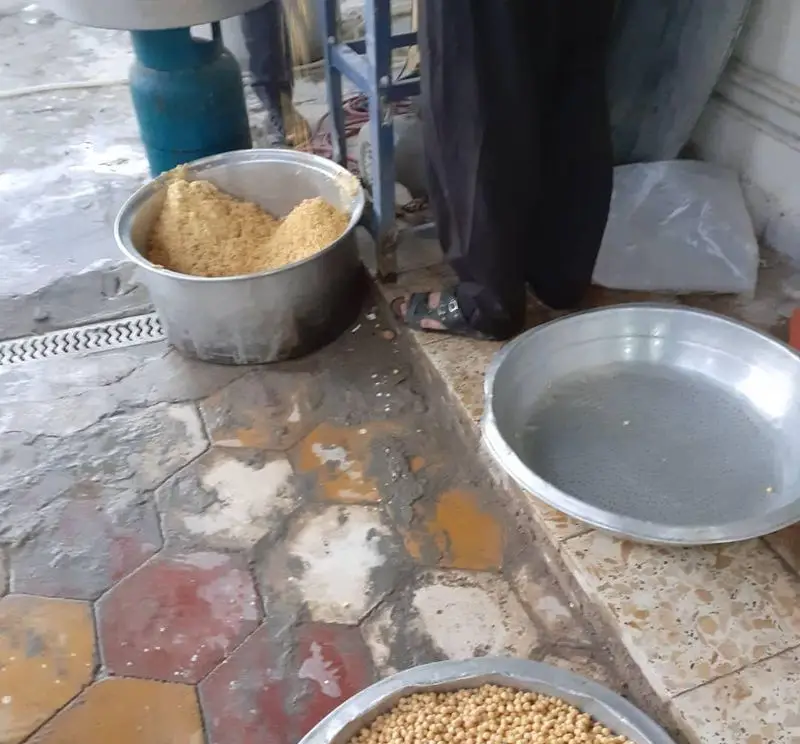 نخود و مایه فلافل ابوحیدر در پاتیل‌های بزرگ، آماده برای پخت و سرو. تصویری از مراحل تهیه فلافل خوشمزه و تازه.