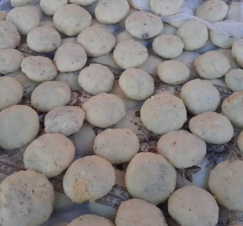 تصویر ده‌ها خمیر فلافل توپی و تازه ابوحیدر، آماده برای سرخ شدن روی پارچه. آماده‌سازی سنتی فلافل‌های خوشمزه و داغ.