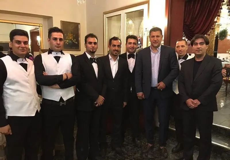 گروه پرسنل متخصص و مهمانان ویژه رستوران نایب ابان، با حضور افتخاری علی دایی، در فضایی گرم و پذیرایی دلنشین.