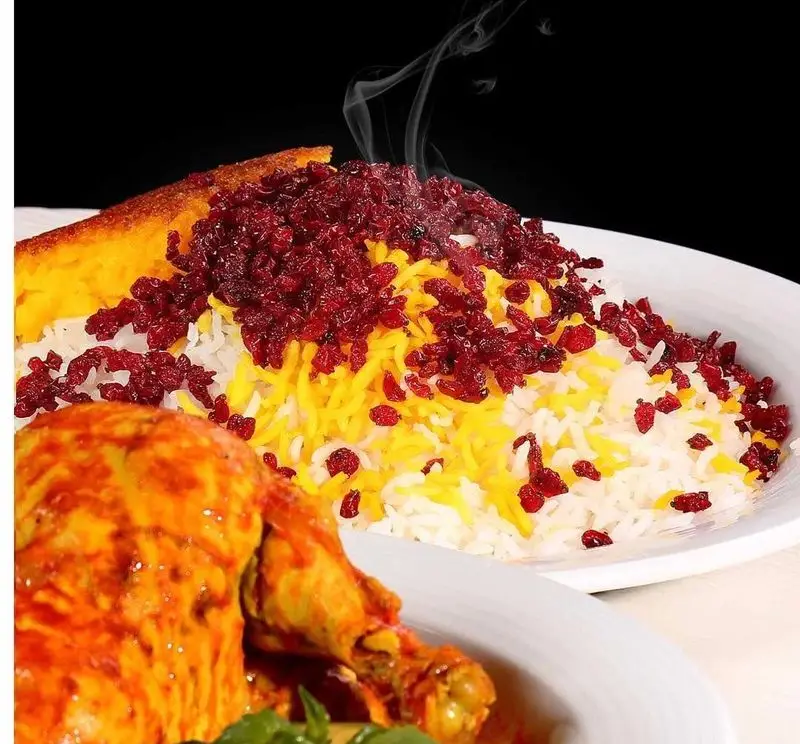 زرشک پلو با مرغ داغ و خوشمزه رستوران نایب ابان همراه با ته دیگ طلایی و زعفرانی، تجربه‌ای اصیل از غذای ایرانی.