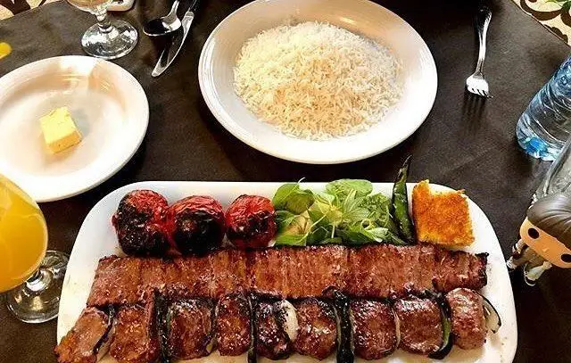 سفره‌ای لذیذ از رستوران نایب ابان شامل انواع کباب کوبیده و چنجه با برنج، گوجه کبابی، سبزی و ته دیگ. غذای ایرانی باکیفیت.