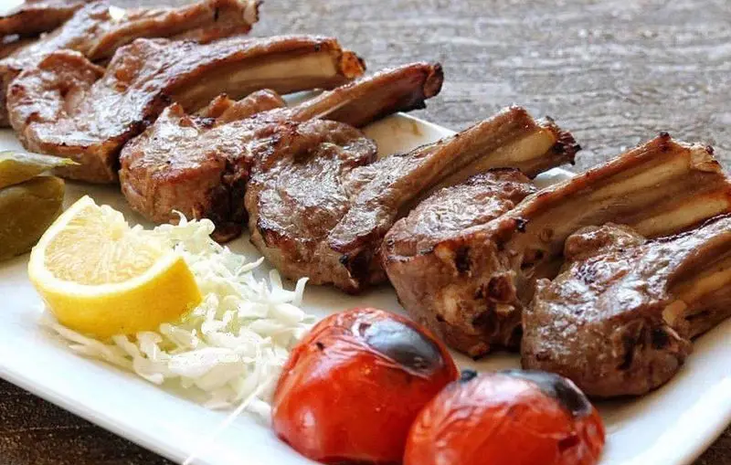 کباب شیشلیک لذیذ و خوشمزه رستوران نایب ابان، سرو شده با گوجه کبابی، کلم و لیمو، انتخابی اصیل ایرانی.