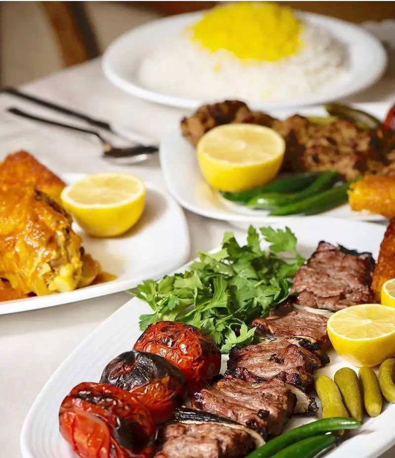 چلوکباب کوبیده و برگ، خورشت مرغ و برنج زعفرانی، میز غذای لذیذ در رستوران نایب ابان، تجربه‌ای اصیل از غذای ایرانی.