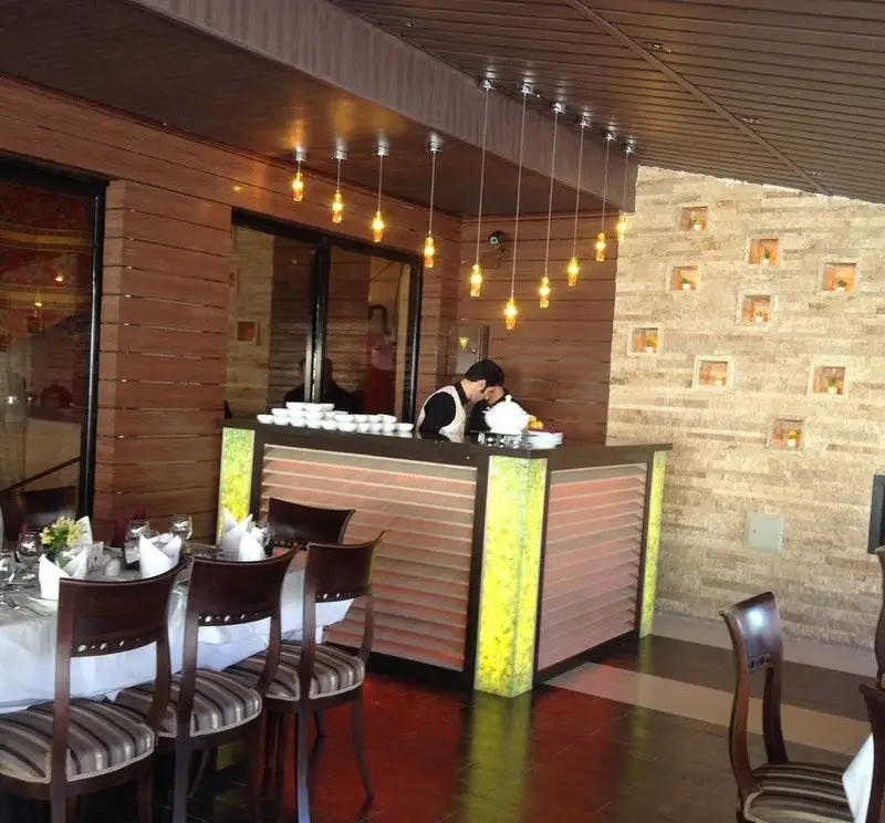 محیط دلنشین و دکوراسیون منحصر به فرد رستوران نایب ابان، نمایی از سالن پذیرایی و قسمت سرو نوشیدنی با پرسنل حرفه‌ای.