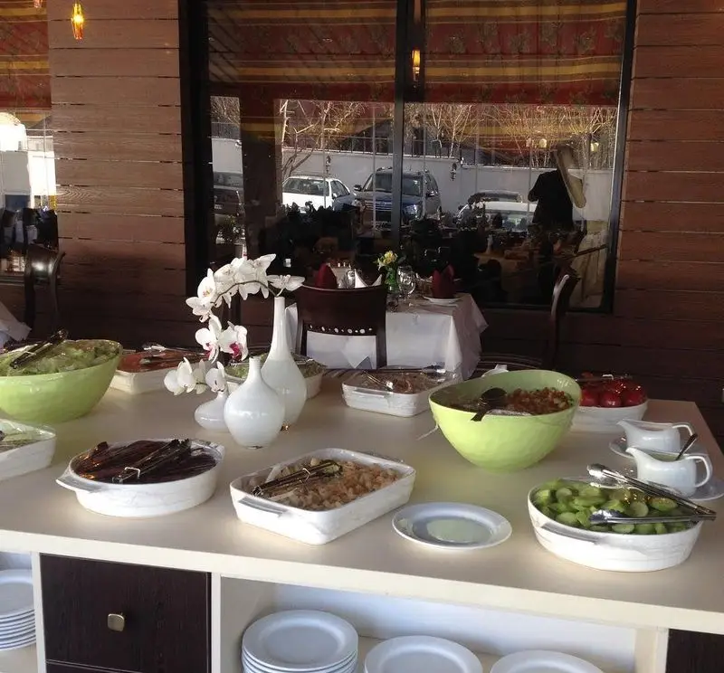 میز بوفه سلف سرویس رستوران نایب ابان با مجموعه ای کامل از غذاهای اصیل، سالادهای متنوع و دسرهای خوشمزه در محیطی آرام.