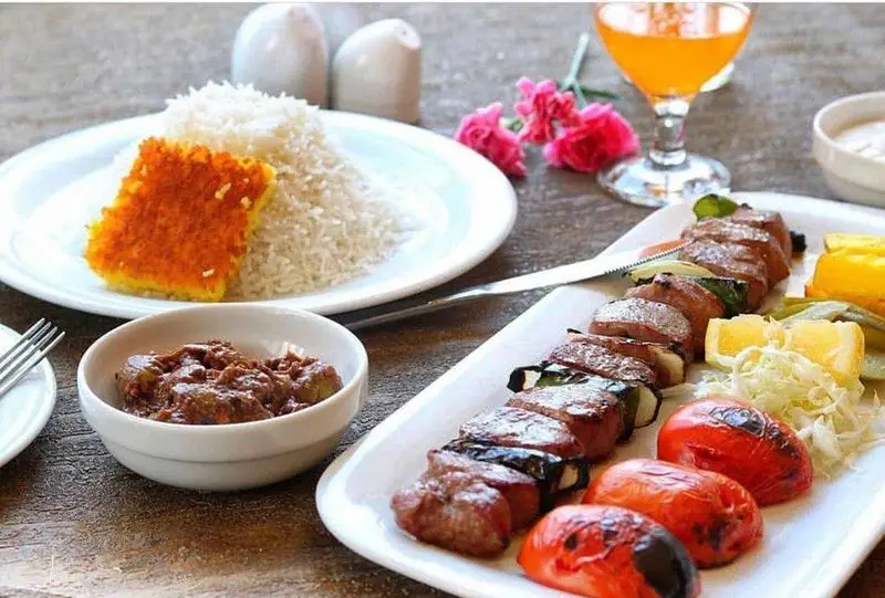 نمایی از یک وعده غذای سنتی ایرانی در رستوران نایب ابان: چلو کباب، ته دیگ زعفرانی، مخلفات و نوشیدنی. تجربه‌ای بی‌نظیر.