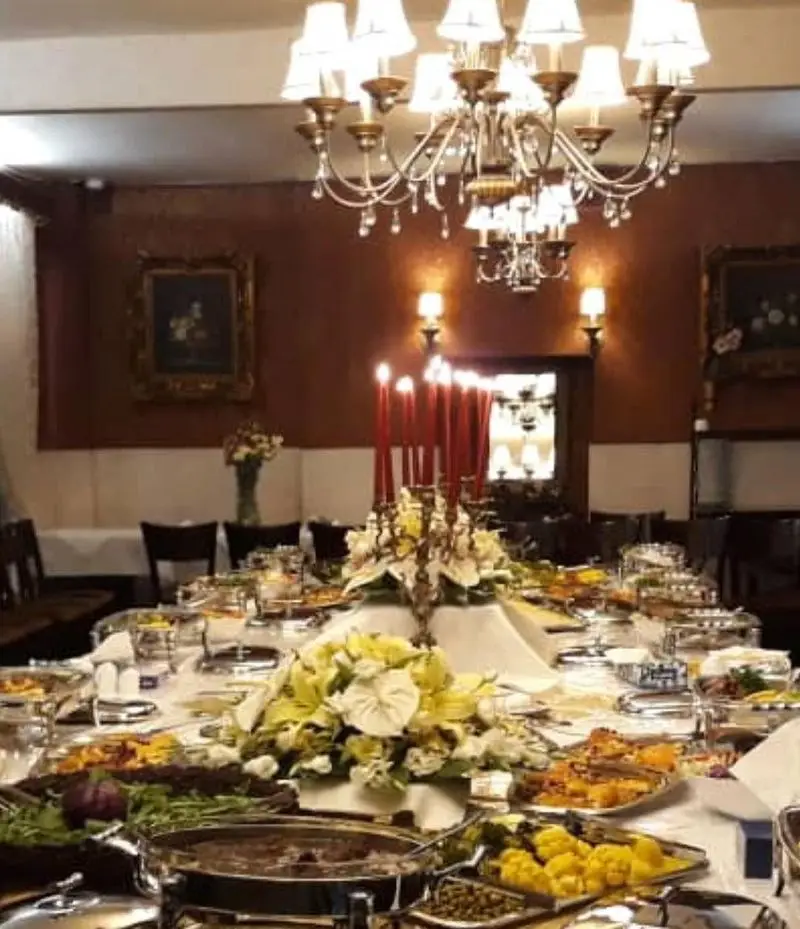 فضای داخلی رستوران نایب ابان با بوفه مجلل و کامل از انواع غذاهای اصیل ایرانی، ایده‌آل برای برگزاری مهمانی و جشن.