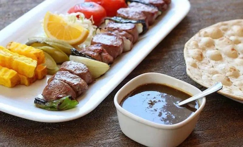 کباب چنجه لذیذ رستوران نایب ابان با برش‌های گوشت گوسفند یا گوساله، همراه با سیب زمینی و نان تازه‌ی سنتی و سس مخصوص. تجربه غذای اصیل ایرانی.