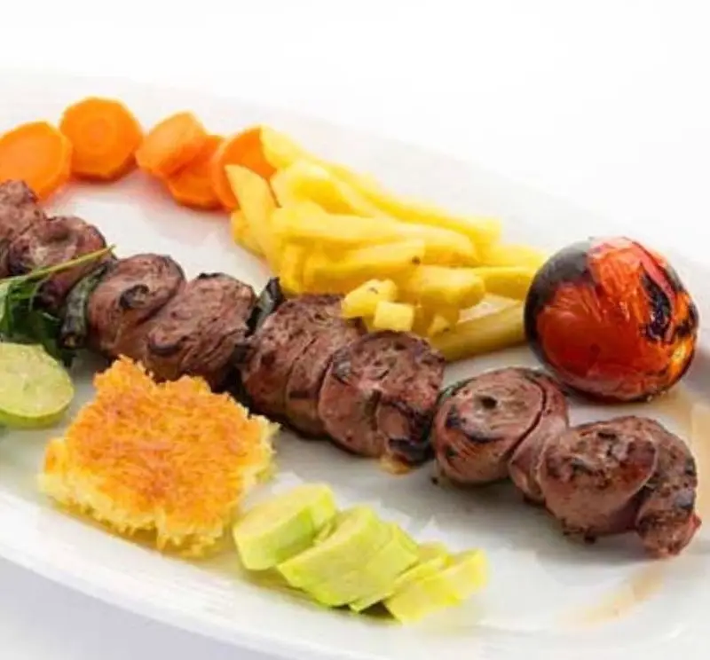 کباب خوشمزه رستوران نایب ابان، به همراه سیب‌زمینی، گوجه کبابی و ته دیگ طلایی، بهترین غذای ایرانی برای تجربه‌ای لذیذ.