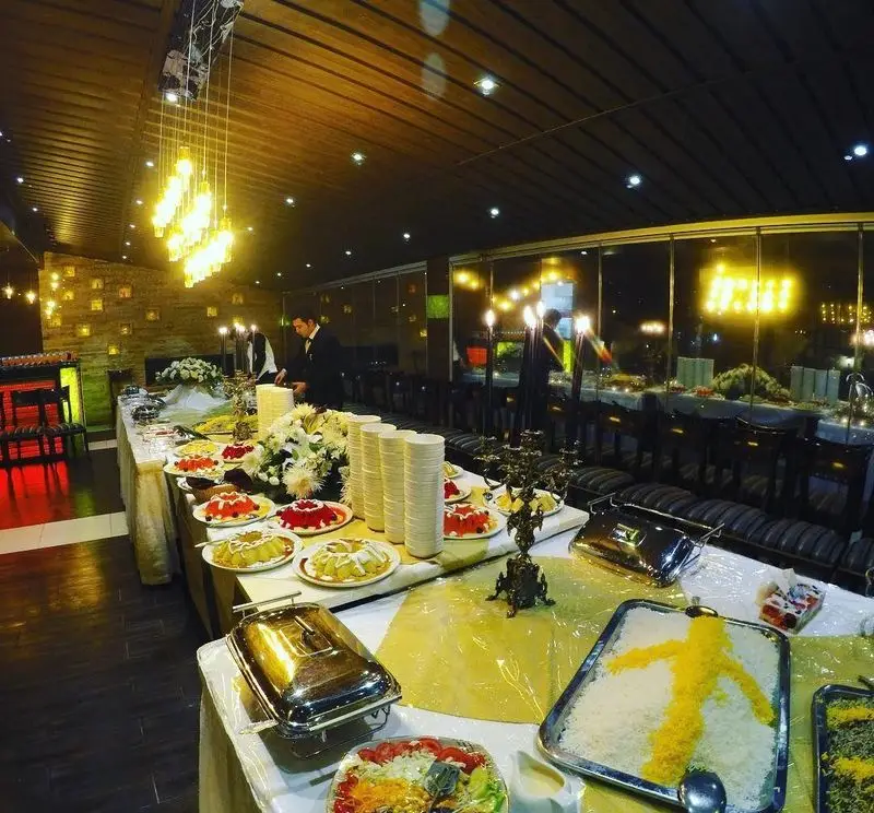 بوفه مجلل و کامل رستوران نایب ابان با انواع غذاهای ایرانی، دسر و سالاد، مناسب پذیرایی در مهمانی‌ها و رویدادها.