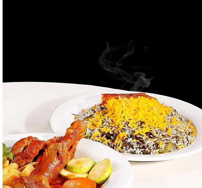 عکس غذای لذیذ ایرانی: باقالی پلو با گوشت/مرغ و ته دیگ طلایی زعفرانی. تجربه غذای سنتی و خوشمزه در رستوران نایب ابان.