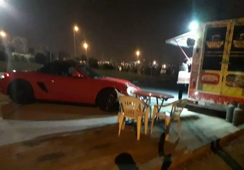 کافه آجنا: شب‌نشینی دلنشین در فضای باز با فودتراک جذاب و پورشه قرمز رنگ. تجربه‌ای بی‌نظیر از نوشیدنی‌ها و غذاهای لذیذ.