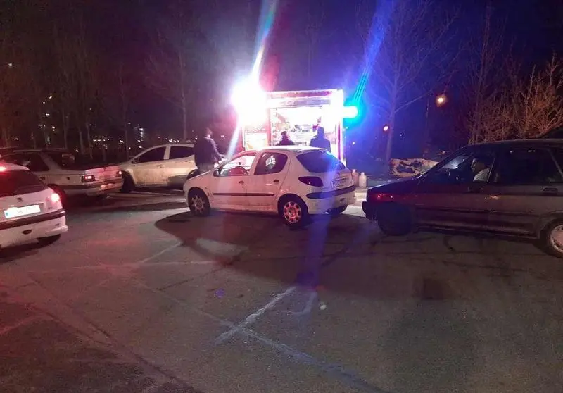 کافه آجنا: شب پرجنب‌وجوش در کنار کافه سیار آجنا با نورهای رنگی، مشتریان و خودروها. تجربه‌ای دلپذیر برای شب‌نشینی و خرید.