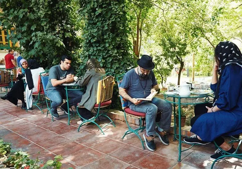 فضای سبز و دلنشین کافه شمرون، میزبان مشتریانی که در حال نوشیدن، گفتگو و مطالعه‌اند. مکانی ایده‌آل برای آرامش و لذت از طبیعت.