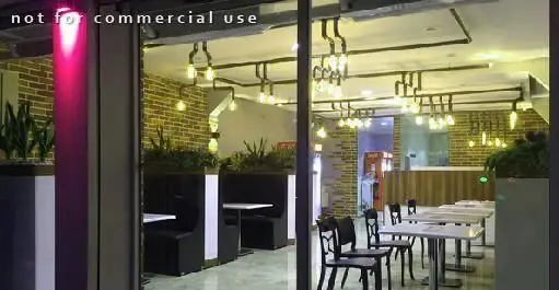 فضای داخلی مدرن و دنج رستوران پیتزا سیب ۳۶۰ با دکوراسیون آجری، میز و صندلی‌های شیک و نورپردازی جذاب آماده پذیرایی از شما.