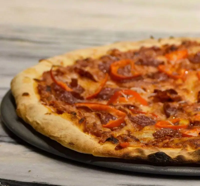 پیتزا گوشت و فلفل دلمه‌ای با کراست طلایی و پنیر فراوان پیتزا پای، غذایی خوشمزه و داغ برای سفارش آنلاین شما.