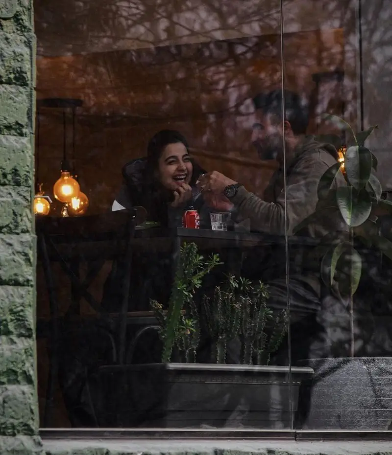 محیط دلنشین رستوران پیتزا پای: زوجی شاد در حال لذت بردن از لحظات دونفره و نوشیدنی‌ها در فضایی آرامش‌بخش و گرم.