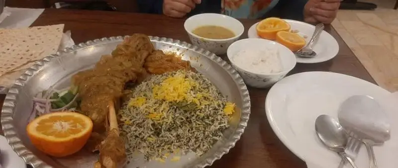غذای سنتی چلو ماهیچه و سبزی پلو در چلوکبابی نصرت، شامل برنج معطر، گوشت نرم، سوپ، ماست و نان تازه برای تجربه طعم اصیل ایرانی.