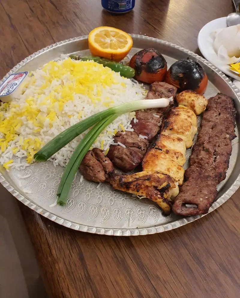 لذت طعم اصیل ایرانی در چلوکبابی نصرت با سینی میکس کباب (کوبیده، جوجه، برگ)، چلو زعفرانی، گوجه و نارنج تازه.