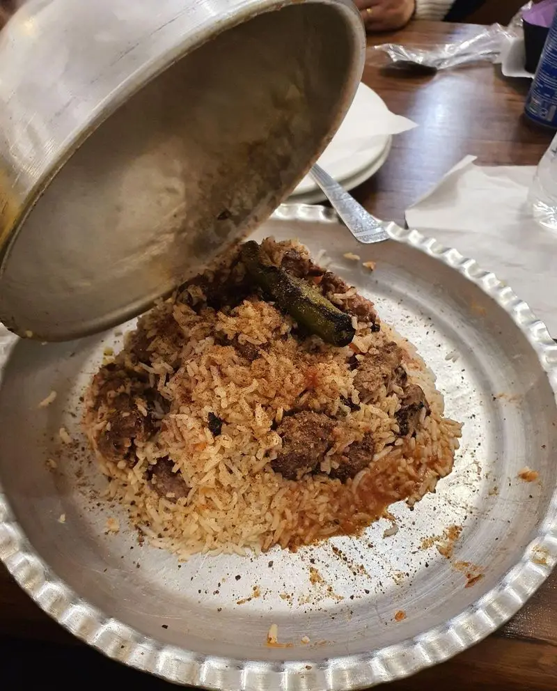 نمایی اشتهاآور از پلوی گوشت مخصوص چلوکبابی نصرت؛ برنج ایرانی خوش‌عطر با تکه‌های لذیذ گوشت و فلفل کبابی، تجربه‌ای متفاوت در رستوران نصرت.