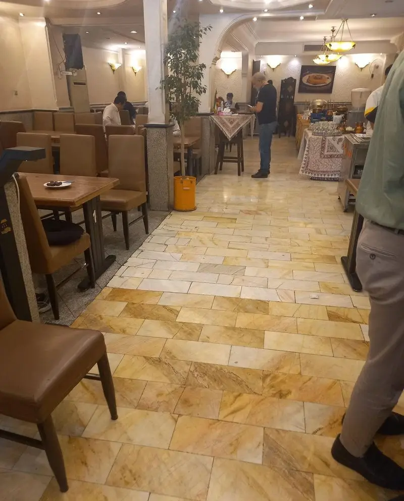 محیط آرام و دلپذیر چلوکبابی نصرت، بهترین انتخاب برای تجربه طعم لذیذ غذاهای ایرانی و چلوکباب‌های اصیل.