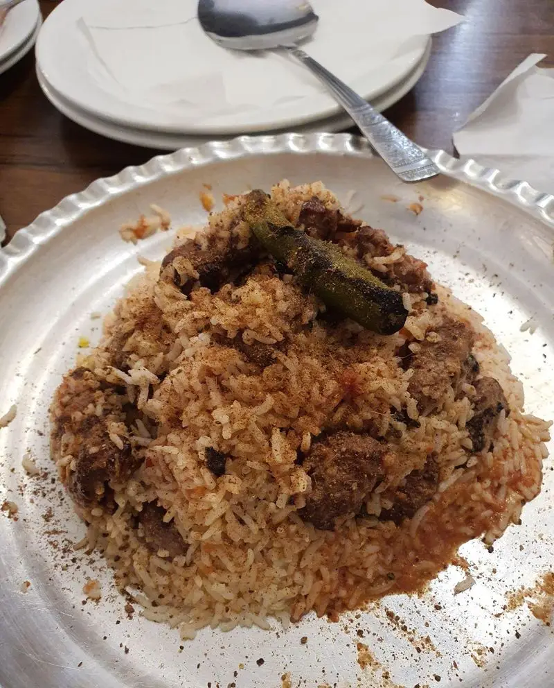 چلوگوشت اصیل و لذیذ چلوکبابی نصرت، شامل گوشت مرغوب و پلو با ادویه مخصوص، همراه با فلفل سبز گریل شده، غذایی سنتی و خوشمزه.