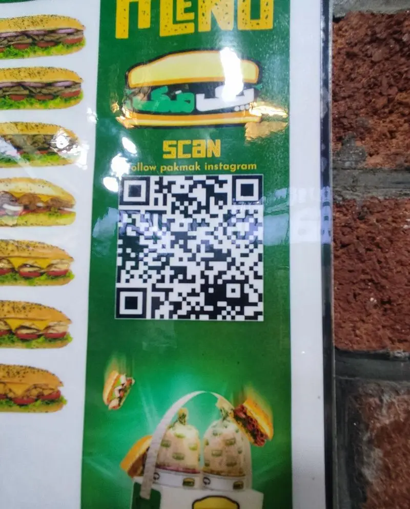 منوی فست فود پک مک با تصاویر اشتهاآور ساندویچ‌های متنوع، همراه با QR کد جهت دنبال کردن صفحه اینستاگرام Pakmak.