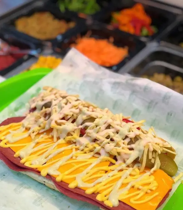 ساندویچ لذیذ و پرملات فست فود پک مک: ترکیبی از ژامبون گوشت، پنیر ورقه ای، سیب زمینی خلالی سرخ شده، خیارشور و سس ویژه.