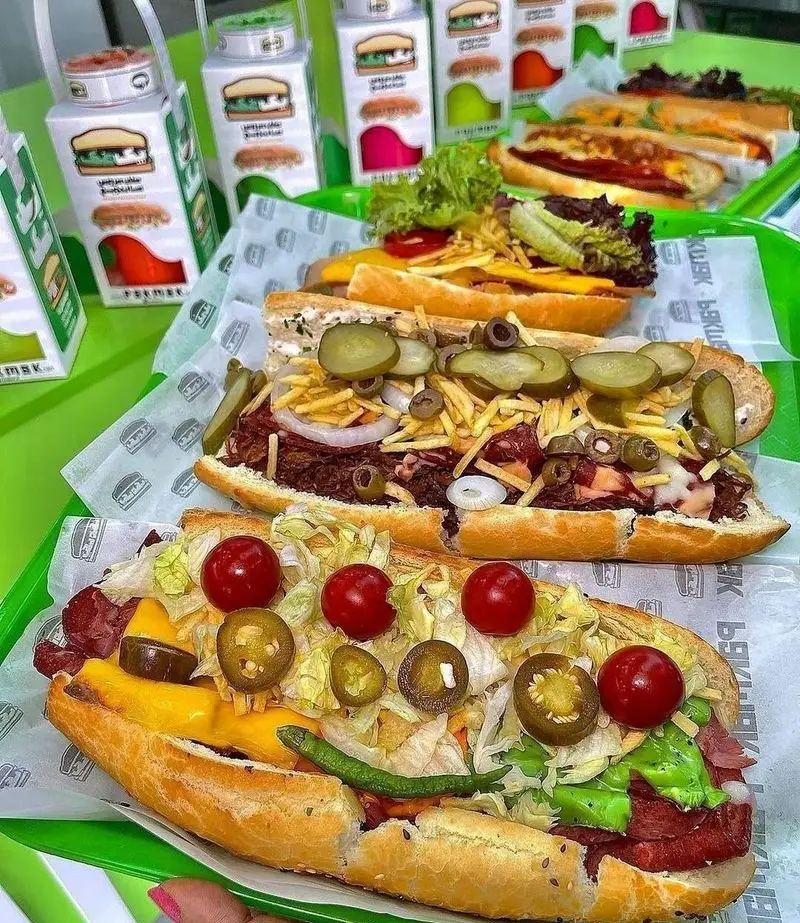 ساندویچ‌های بمب و هیجان‌انگیز فست فود پک مک با گوشت، سیب‌زمینی، پنیر، ترشیجات و سبزیجات تازه، بسته‌بندی‌های منحصربه‌فرد.